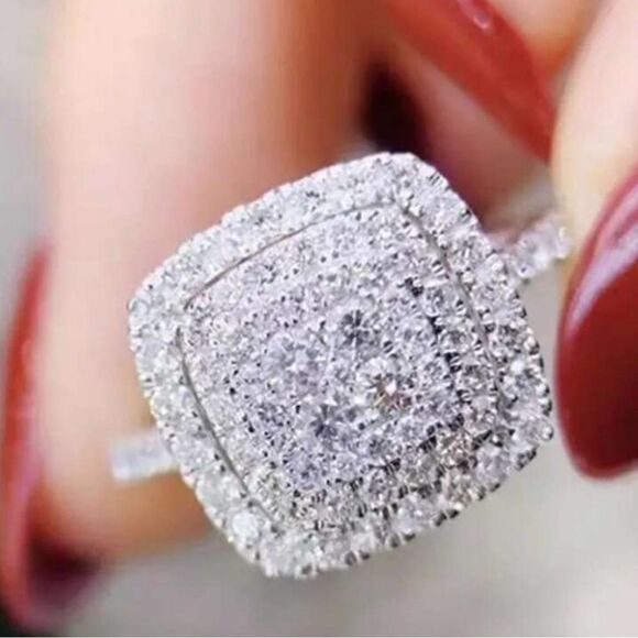 Cluster Faux Diamond Cocktail Ring size 8 Brand New - Picture 2 of 12